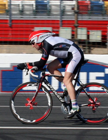 Nathan chevauche le Tarmac et les clips avec le casque TT2