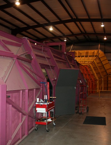 À l'extérieur du tunnel principal, qui est alimenté par quatre ventilateurs