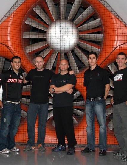 Les principaux acteurs du test : Jason (Cafe:ine), Mark Cote (aérodynamicien spécialisé), Nathan O'Neill (pilote d'essai), Mike Giraud (soufflerie A2), Dave Salazar (soufflerie A2) et Nic Sims (soufflerie spécialisée responsable mondial des relations publiques)