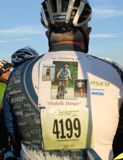 De nombreux participants roulent en l'honneur de leurs proches