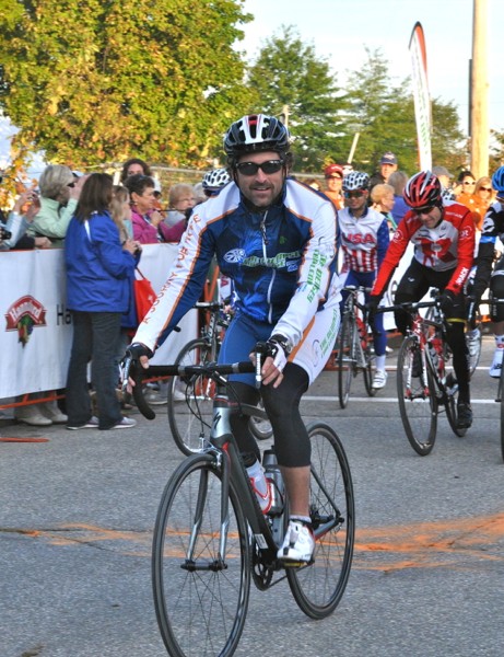 Dempsey se déploie au début du Dempsey Challenge 2011, avec Leipheimer, Danielson et Rodriguez derrière lui