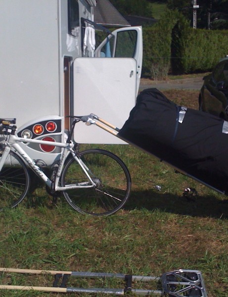 Ingrédients pour le transporteur de costume de bouteille géante : un vélo, un chariot, un grand sac noir, des quantités généreuses de ruban adhésif