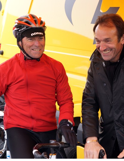 Bernard Hinault et Gilbert Duclos-Lassalle en discussion avant le départ