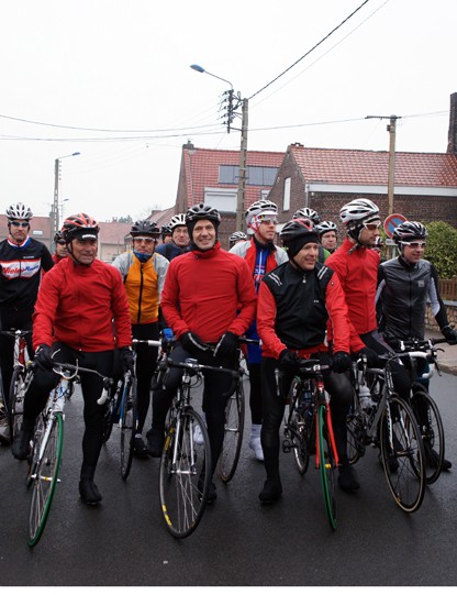 Les coureurs s'alignent sur la ligne de départ à Erre