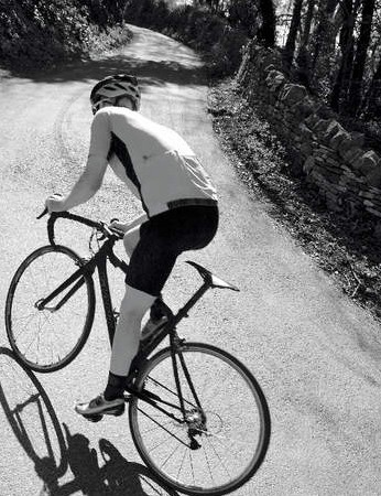 Même la moindre pente déclenchera une réaction en chaîne de force et de fatigue sur votre corps et votre vélo