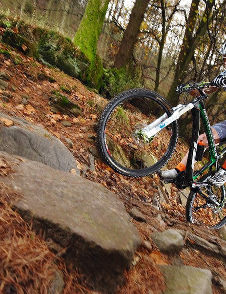 Billy garde son poids sur l'arrière pour augmenter l'adhérence et sautille le vélo sur les rochers