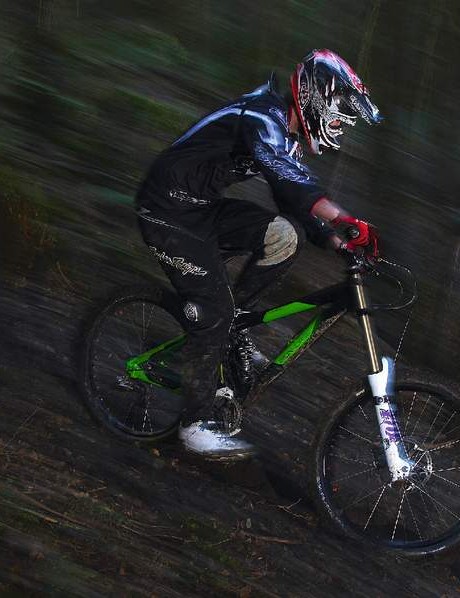 Maintenez un élan maximal dans la boue pour empêcher votre vélo de s'enliser