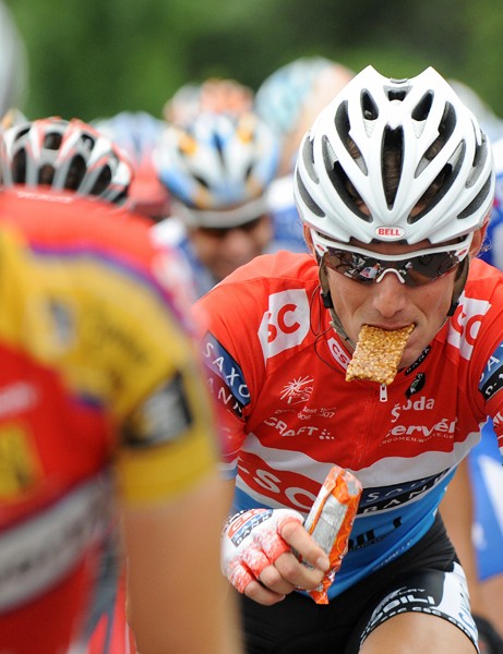 Frank Schleck dévore une barre énergétique lors du Tour de France 2008