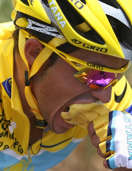 Le vainqueur du Tour de France 2009, Alberto Contador, rentre dans une banane lors de la 19e étape de la course