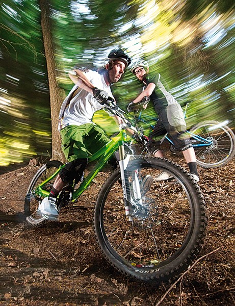 Rob démontre la bonne position du corps pour rouler sur un terrain hors carrossage