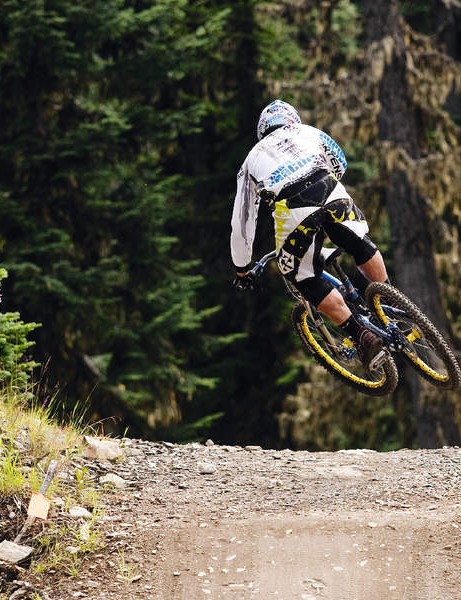 Alors que Chris frappe la face du saut, il pose le vélo et le frotte