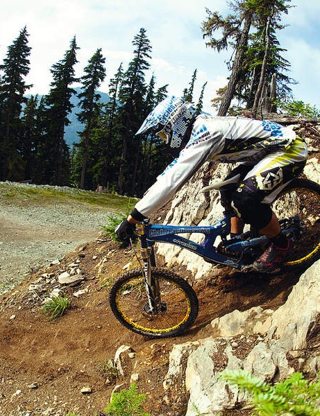 Roulant sur la première chute, Chris frotte doucement ses freins et relâche légèrement pour laisser tomber le vélo