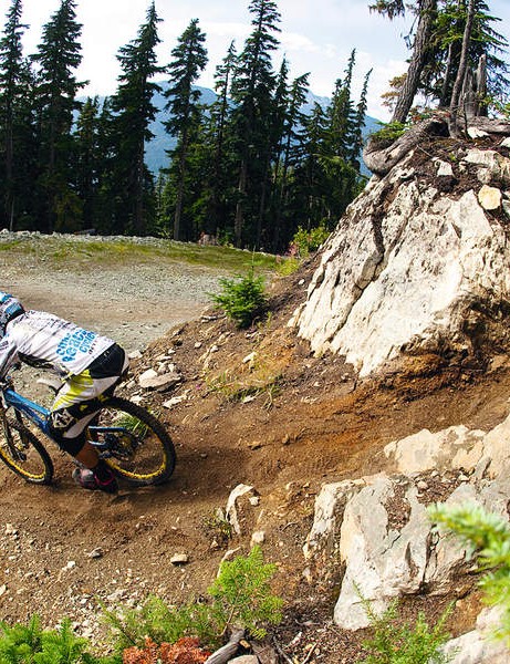 Lorsqu'il atteint la première compression, il peut freiner fortement lorsque le vélo s'enfonce directement dans le sol