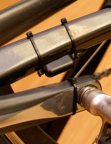 Un capteur de cadence filaire est inclus bien qu'il doive être attaché avec des attaches zippées, ce qui rend l'échange entre plusieurs vélos fastidieux