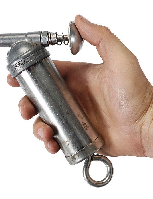 Un pistolet graisseur est le moyen le plus propre et le plus efﬁcace d'appliquer de la graisse sur un roulement.