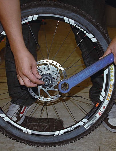 Montez maintenant les rotors sur les roues.