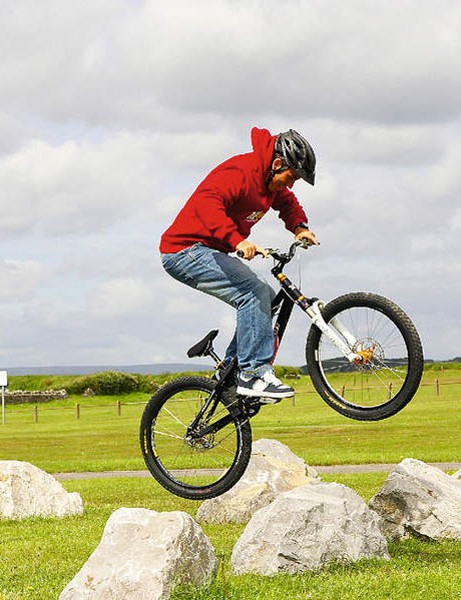 Le bunnyhop est souvent méprisé par ceux qui ne le maîtrisent pas, mais pour le dire franchement, c'est une compétence de trail aussi essentielle que de perdre ses stabilisateurs.