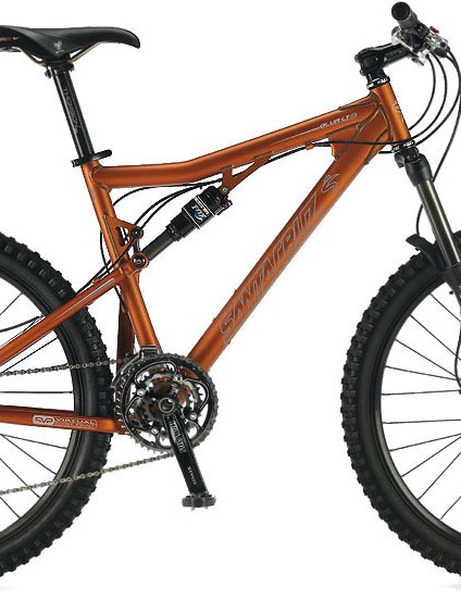 Il vous en faut plus de quatre ?  Le Santa Cruz Blur est un véritable vélo multidisciplinaire pour aller partout, faire n'importe quoi.
