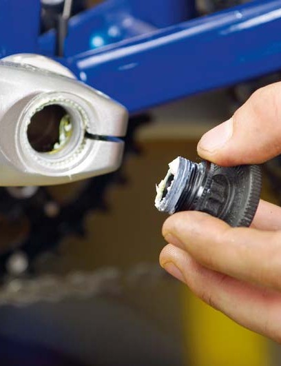 Fixez le capuchon de précharge sur les manivelles Hollowtech II de Shimano