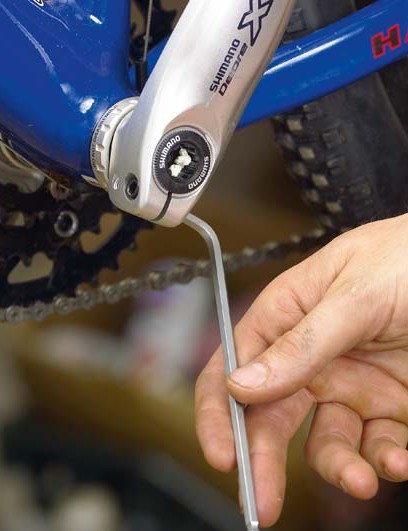 Utilisez une clé Allen de 5 mm pour serrer une manivelle Shimano