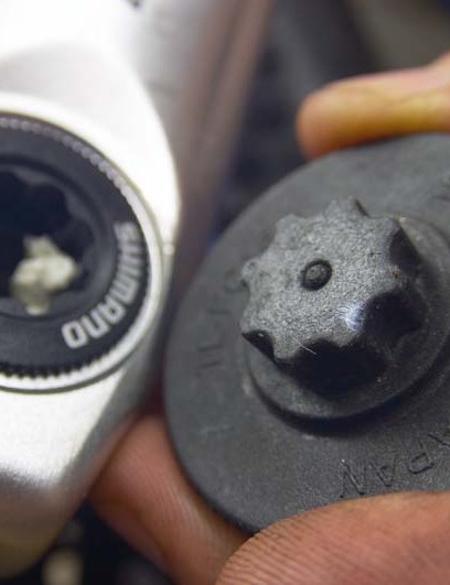 Les manivelles Shimano utilisent un outil spécifique pour serrer le capuchon de précharge