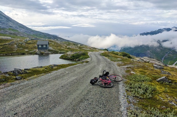 Vélo posé sur un chemin de gravier en Norvège