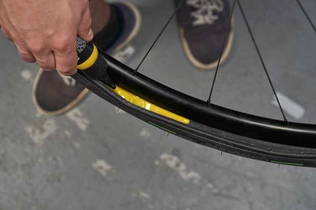 Comment monter un pneu tubeless en 5 étapes simples