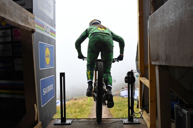 Sian A'hern quitte la cabane de départ de Fort William aux Championnats du Monde de Cyclisme UCI