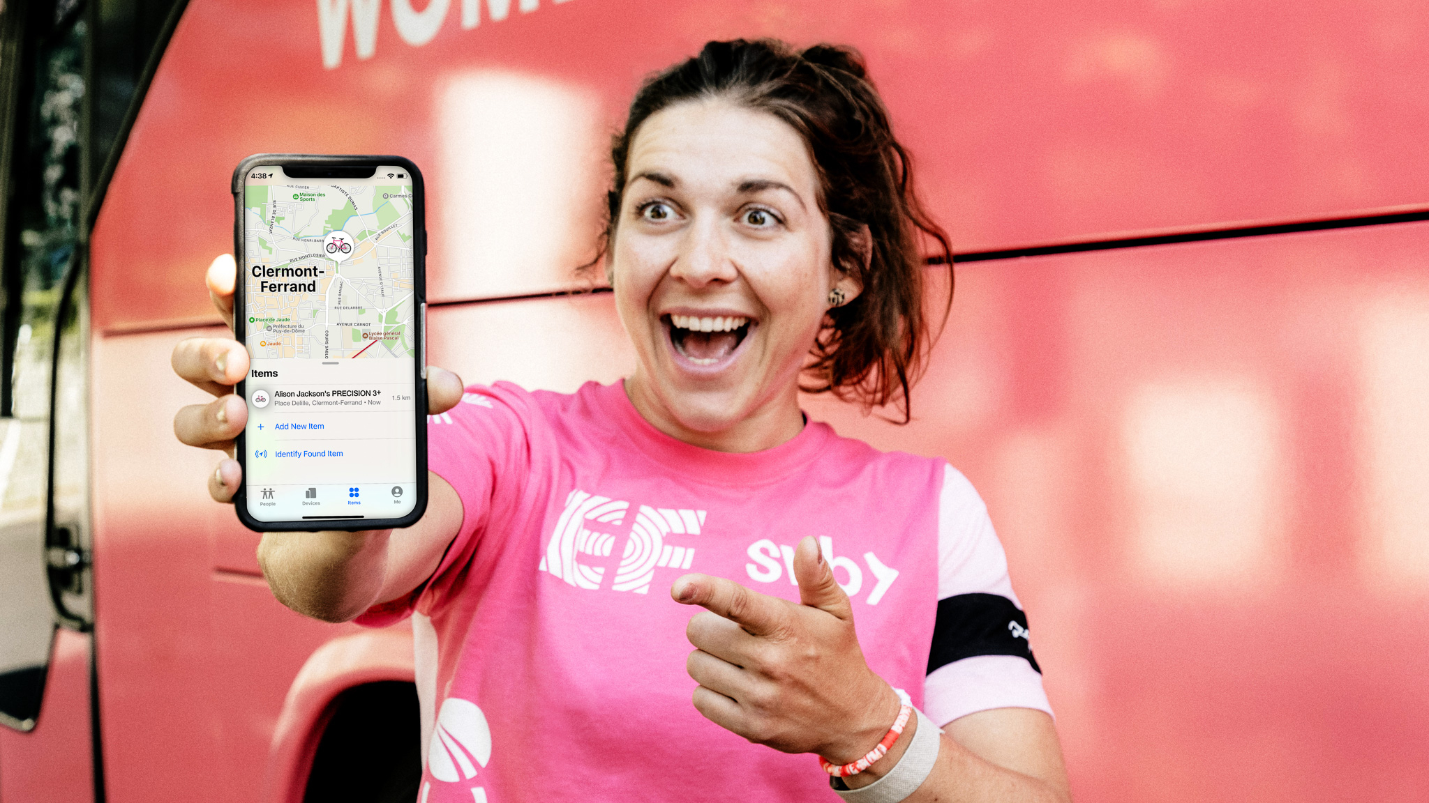 Alison Jackson sourit tout en tenant le téléphone devant la caméra montrant l'application FindMy