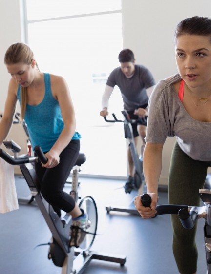 Les cours de spinning sont de haute intensité, motivants et économes en temps