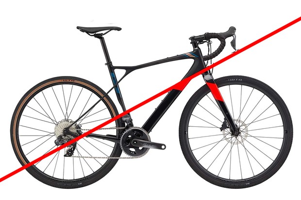 Catégorie GT contre Cannondale Topstone |  fusillade de vélo de gravier équipé d'une «suspension»