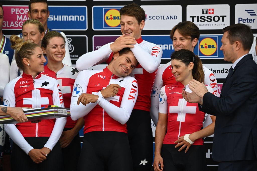L'équipe suisse célèbre son succès du contre-la-montre par équipe de relais mixte aux Mondiaux sur le podium à Glasgow