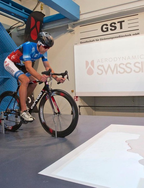 Christian Kleiner, chef de l'équipe aérodynamique Swiss Side, a testé des casques pour Le Dérailleur dans la soufflerie GST en Allemagne