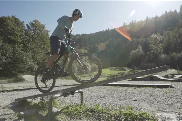 Comment suivre le stand sur un vélo de montagne : Parties 1 à 6