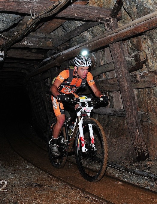 Traverser une mine en activité - tout cela fait partie de l'expérience IronBike