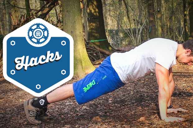Développez votre corps et votre cœur avec des pompes pour faire de la planche - vidéo