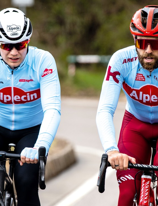 2 cyclistes masculins faisant du vélo de route