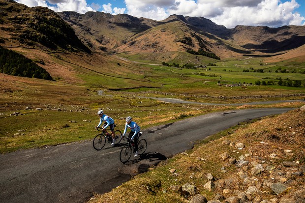Deux cyclistes de l'équipe Alpecin faisant du vélo de route en montagne