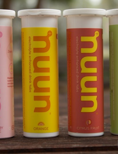 Nuun est disponible en 11 saveurs - nous avons essayé la limonade rose, l'orange, les agrumes et le citron vert