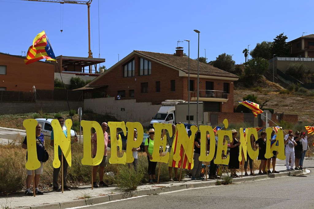 Vuelta a Espana: Demonstrators protest as they hold up the letters of the word Independencia during stage 4 to Tarragona