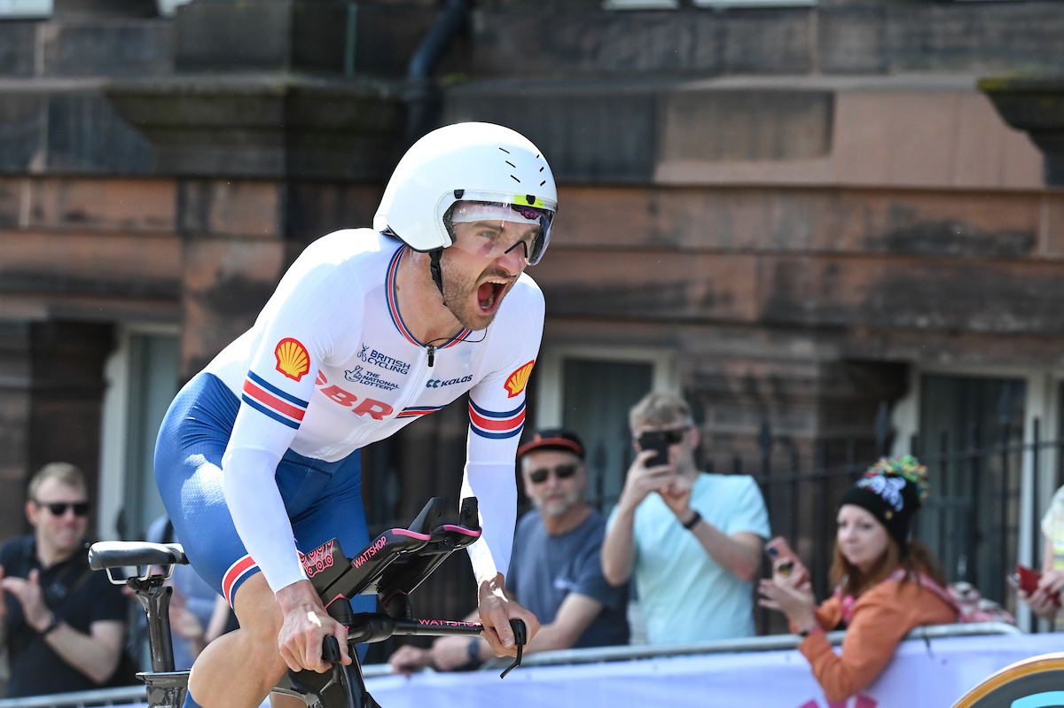 Dan Bigham affronte une ascension lors du contre-la-montre par équipe du relais mixte