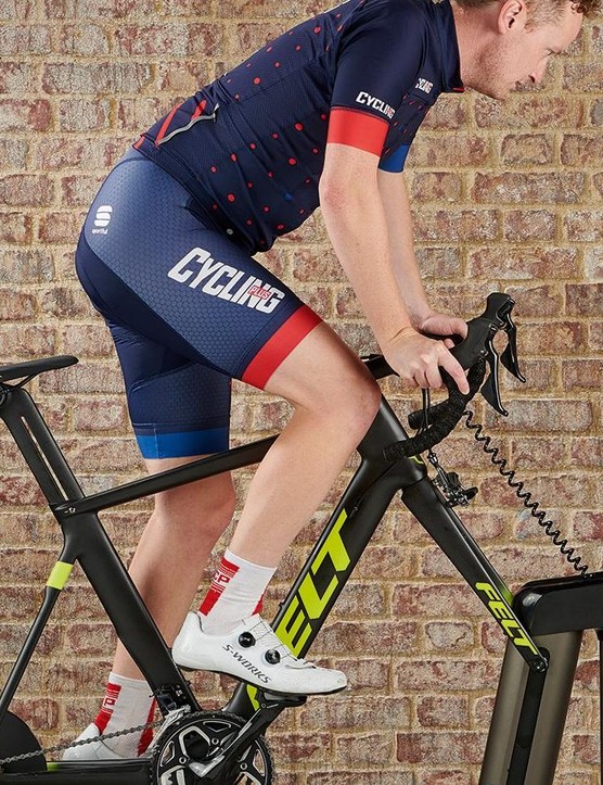 Cycliste utilisant un home trainer intelligent avec le Wahoo Kickr Climb