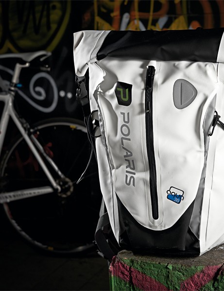 Le Polaris Aquanought - l'un de nos meilleurs choix parmi les meilleurs sacs bon marché mais de qualité à utiliser sur le trajet du travail