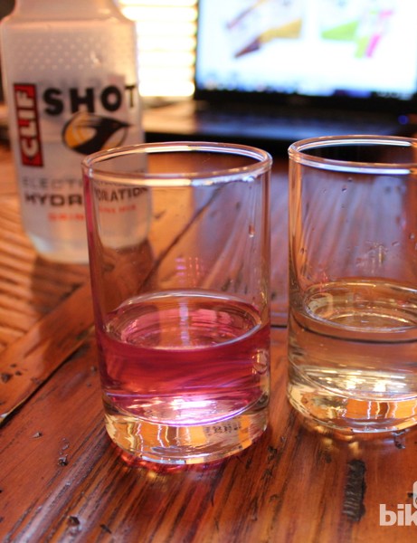 Le mélange de boisson hydratant Clif Shot remanié est plus léger en goût et en glucides que l'autre version.