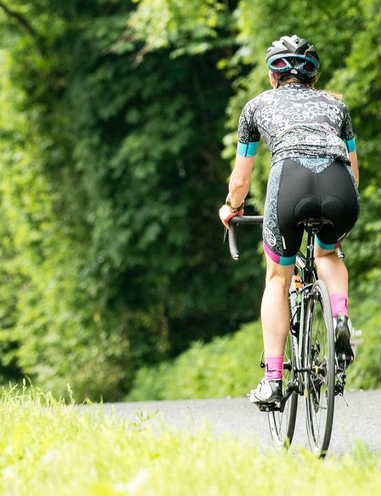 Vous ne savez pas à quoi faire attention lors de l'achat d'une selle ?  Laissez Le Dérailleur Women vous aider !