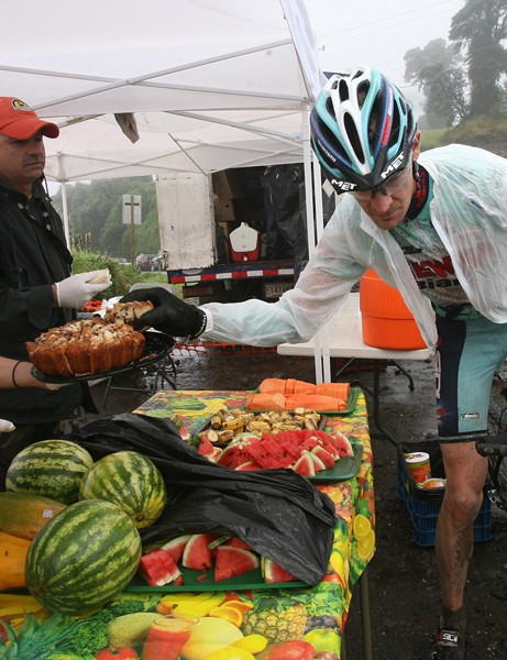 Fruit ou gâteau ?  Ce n'est pas une décision difficile pour un concurrent de la course par étapes La Ruta de los Conquistadores en 2007