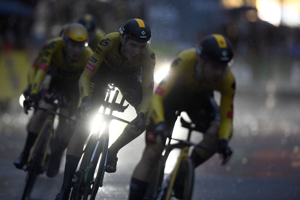 Jumbo-Visma’s races under the rain and in darkness on stage 1