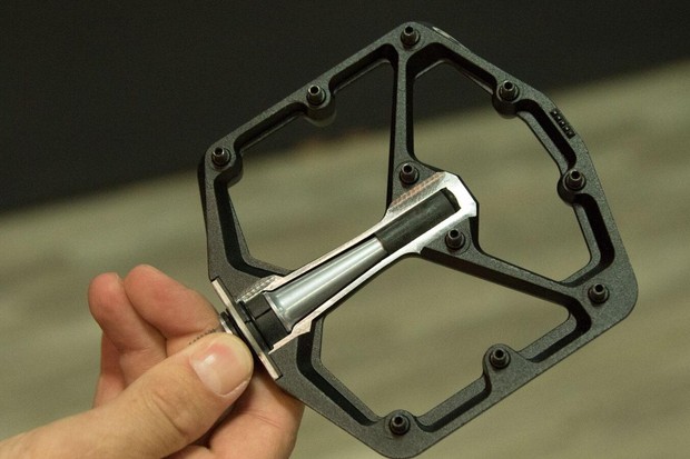 1442500301805-2skvhh5tehg7-e22c1cf Un aperçu de la nouvelle pédale Stamp. Afin d'obtenir une hauteur d'empilement aussi faible, Crankbrothers utilise des bagues igus doubles personnalisées. Un orifice de graissage est fourni pour un entretien facile