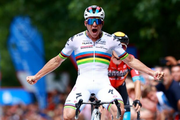 Remco Evenepoel outsprinting Pello Bilbao to win Clasicá San Sebastián 2023