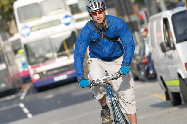 Technique : Comment rouler plus en sécurité en ville